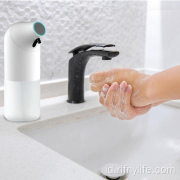dispenser sabun tanpa sentuh yang terpasang di dinding